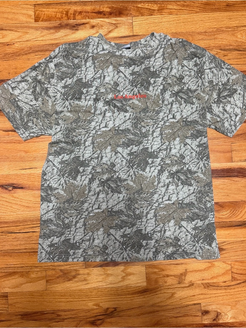 Leaf-Print Short Sleeve Tee in Gray/Olive with Red Script